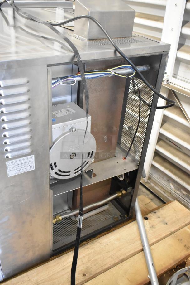 BRAND NEW Blodgett DFG-50 convection oven, stainless steel, natural gas, 27,500 BTU, scratch and dent condition.