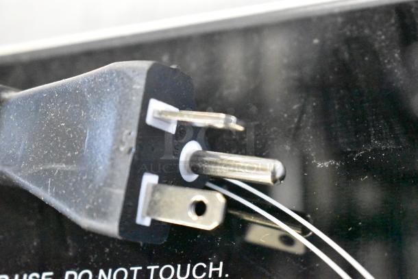Close-up of a plug for the Avantco 177IC3500 stainless steel countertop induction range. New condition, 208-240V, 1 phase.