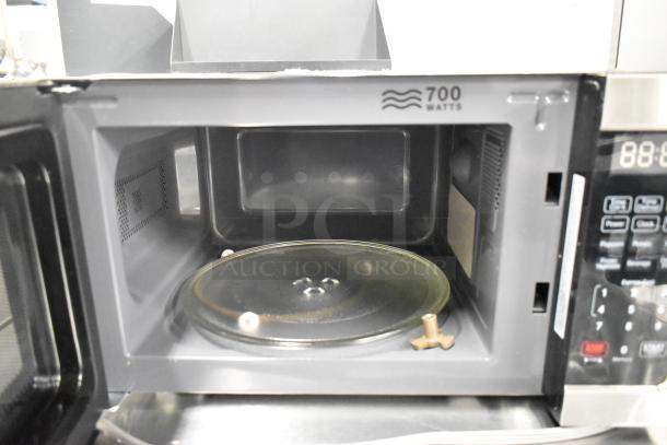 2022 Farberware FMO07AHTBKJ metal countertop microwave oven, 700 watts, 120 volts, in good condition.