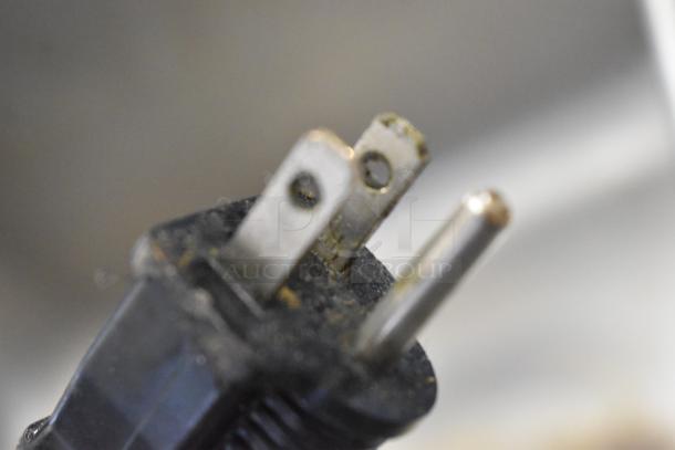 Close-up image of a power plug for the Avantco 177W50CKR Stainless Steel Commercial Food Warmer. 120 Volts, 1 Phase.