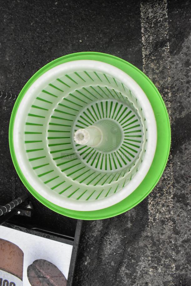 Green Poly Lettuce Spinner Salad Spinner, made of durable plastic, excellent condition, green exterior, white interior basket.
