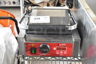 BRAND NEW Avantco 177PG100ST Panini Grill, stainless steel, smooth plates, 8.5" x 8.5" surface, with timer, 120V, scratch and dent.