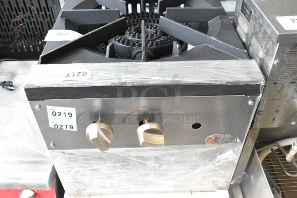 Brand new Cooking Performance Group CPG-SP-18-N natural gas stock pot range, 80,000 BTU. Minor scratches visible. Model 351CPGSP18N.