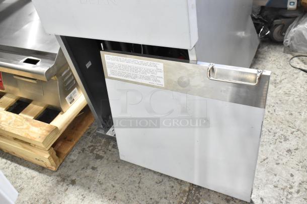 Dean SR162GN Stainless Steel 75 lb Natural Gas Deep Fat Fryer, brand new with scratches, 2 metal baskets, 150,000 BTU.