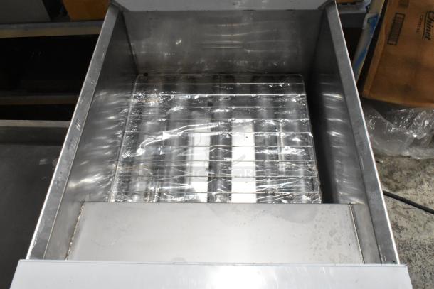 Brand new 2025 Dean SR162GN deep fat fryer, stainless steel, 75 lb capacity, natural gas, 150,000 BTU, 2 metal fry baskets.