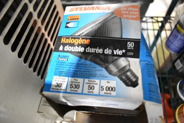 Sylvania halogen bulb box, 50 watts, 530 lumens, 5000 hours lifespan, PAR38. Box has French descriptions.