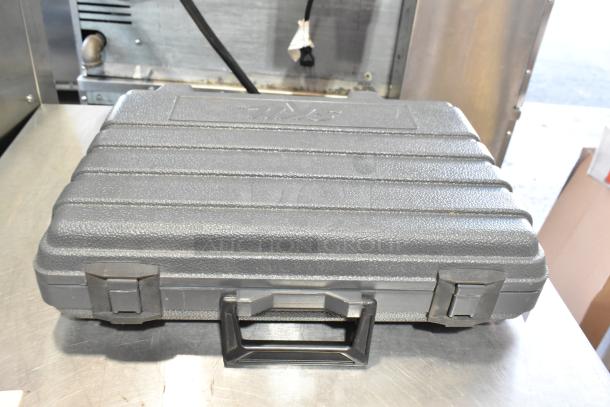 Skil 4650 Auto-scroll Jig Saw in a sturdy hard case. 120 Volts, 1 Phase. Case is textured gray plastic with a strong handle.