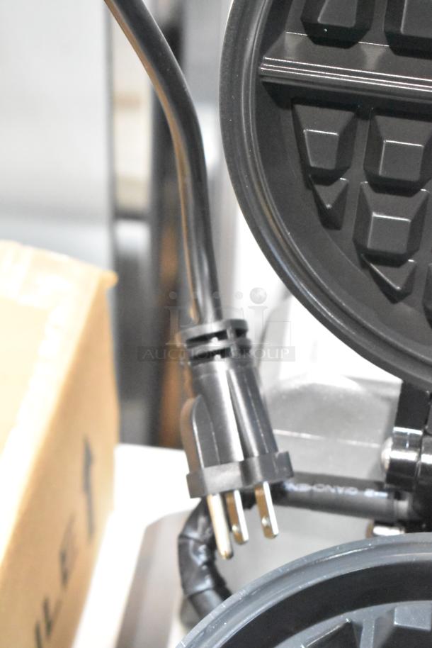 BRAND NEW Waring WW300BX Belgian Waffle Iron, non-stick, quad, 208V, 1 Phase, scratch and dent condition.