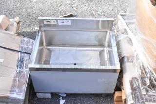 Brand new Regency 600IB1824CP 18"x24" underbar ice bin with 7 circuit cold plate, bottle holders, no legs, slight scratches.