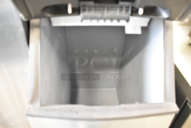 Manitowoc IY0524A-161D stainless steel ice head on B420 metal ice bin, 115V, 1 phase, viewed from above, open lid.