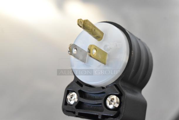 Three-pronged electrical plug, labeled 15A 125V, with visible screws and "Made in Mexico" marking.