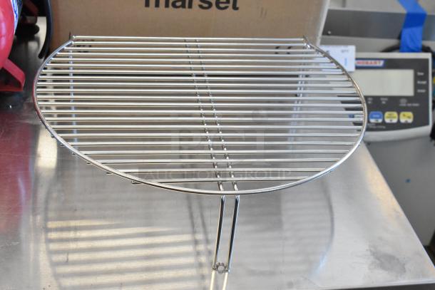 Bissell BGST1566 wire rack in new condition, placed on a reflective surface. Perfect for baking and cooling.