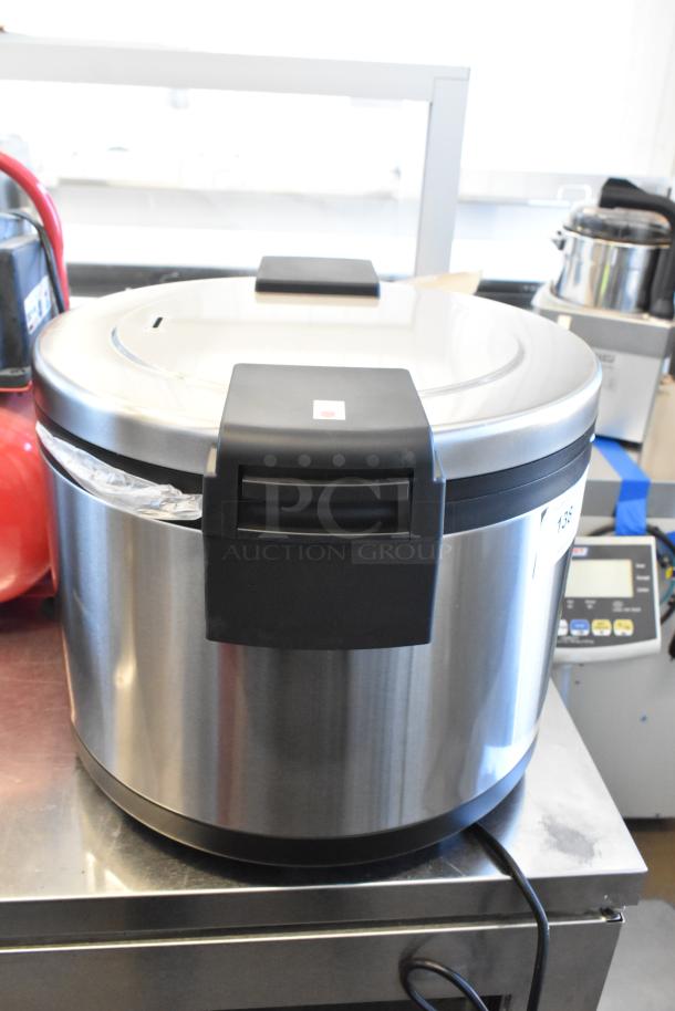 Avantco RWB92 92 Cup Electric Rice Warmer, 120V, scratch and dent, stainless steel exterior, new condition.
