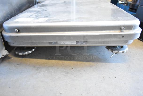 Hobart RW metal scale, sturdy build, visible wear. Label shows model RW, 8VDC, 0.3A. Industrial use, good condition.