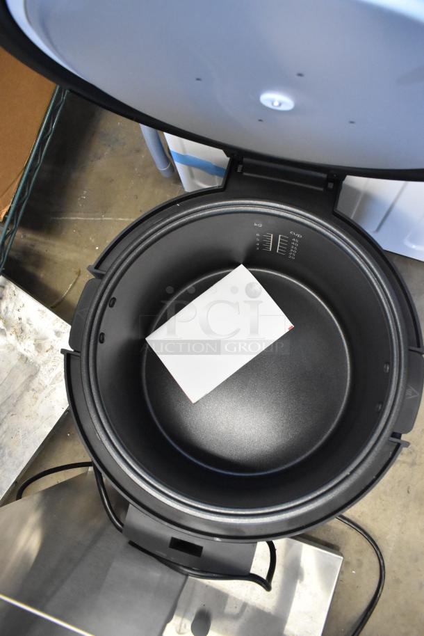 Avantco 177RCSB90 digital rice cooker, 90 cup capacity, brand new scratch and dent, hinged lid, 240V, 1 phase.