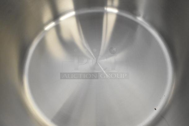 BRAND NEW Vigor 473SSPOT60 SS1 Series 60 Qt. Scratch and Dent stainless steel aluminum-clad stock pot interior view.