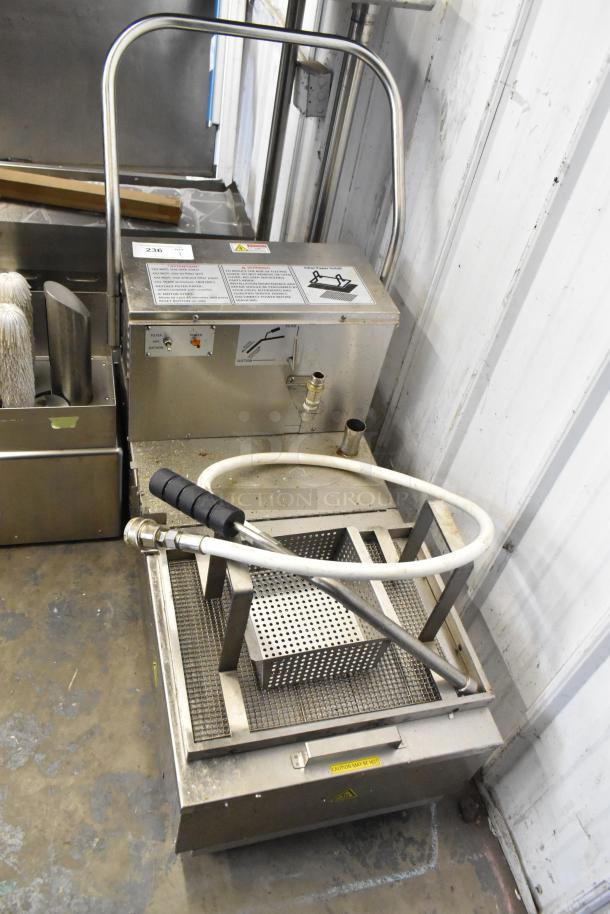 Brand new Fryclone 259OFM110 stainless steel fryer oil filter with 115 lb. capacity and 2-way pump. Scratch and dent.