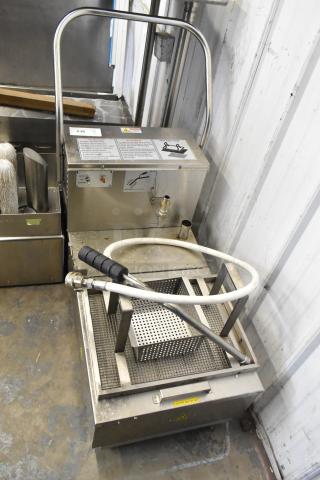 Brand new Fryclone 259OFM110 stainless steel fryer oil filter with 115 lb. capacity and 2-way pump. Scratch and dent.