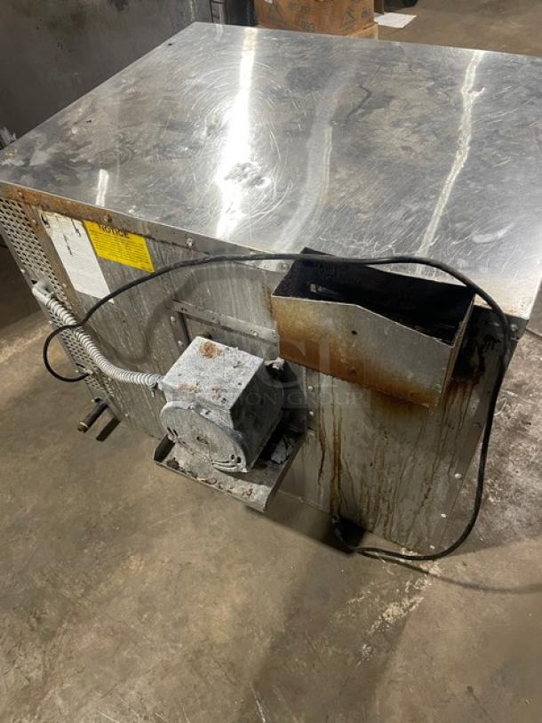 Southbend SL-Series commercial stainless steel natural gas single convection oven; visible wired rack; worn exterior condition.