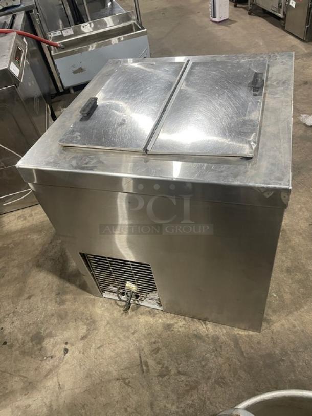 Master-Bilt DC4DSE ice cream dipping cabinet in stainless steel. Features flip lid, poly coated wire rack. Model: DC4DSE, 115V.