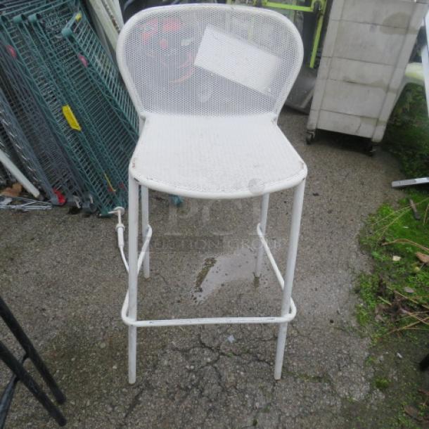 White metal bar-height patio chair with mesh backrest. Good condition. Ideal for outdoor use. Model: 2XBID.