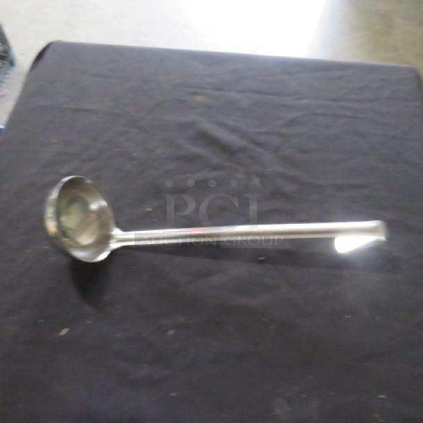 6oz stainless steel ladle, long handle, smooth finish, excellent condition. Ideal for kitchen use. Model: 2XBID.