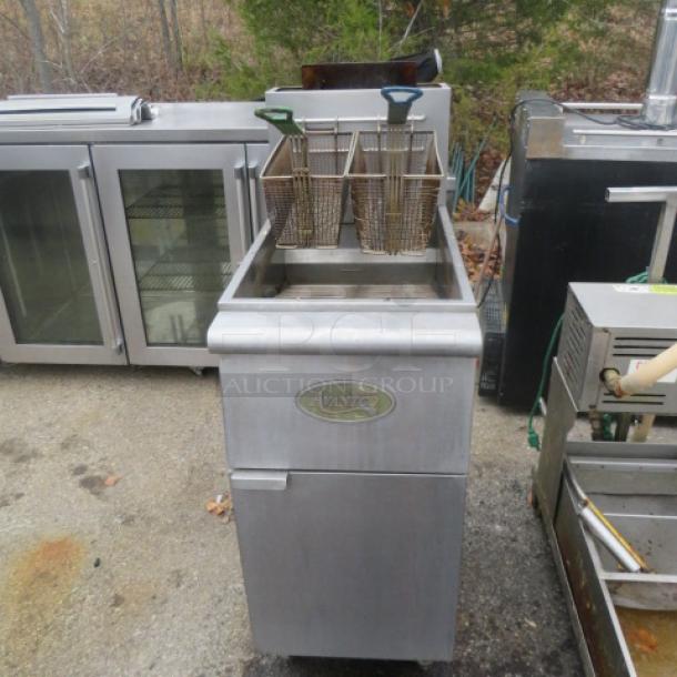 Avantco FF-300N natural gas floor fryer with 2 baskets, on casters. Stainless steel, 16x30x45. Good condition.