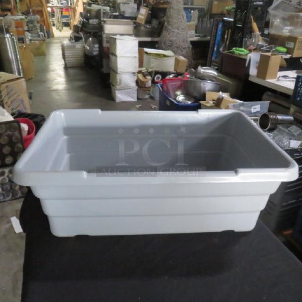 Gray plastic bussing tub in good condition, featuring sturdy design and stackable structure, ideal for restaurants or catering.