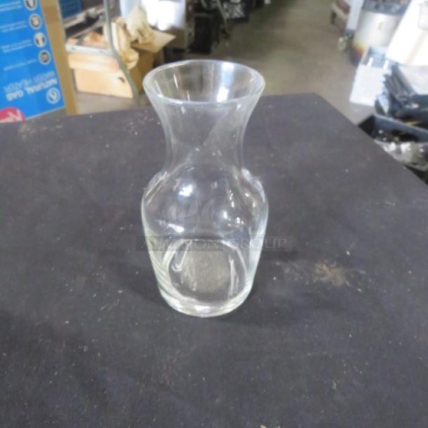 Clear glass wine carafe, model 10XBID, in good condition. Simple design, suitable for home or restaurant use.