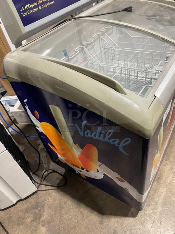 Excelente CF-289 commercial chest freezer, curved glass top, poly-coated wire baskets, 2018 model, on casters, 115V.