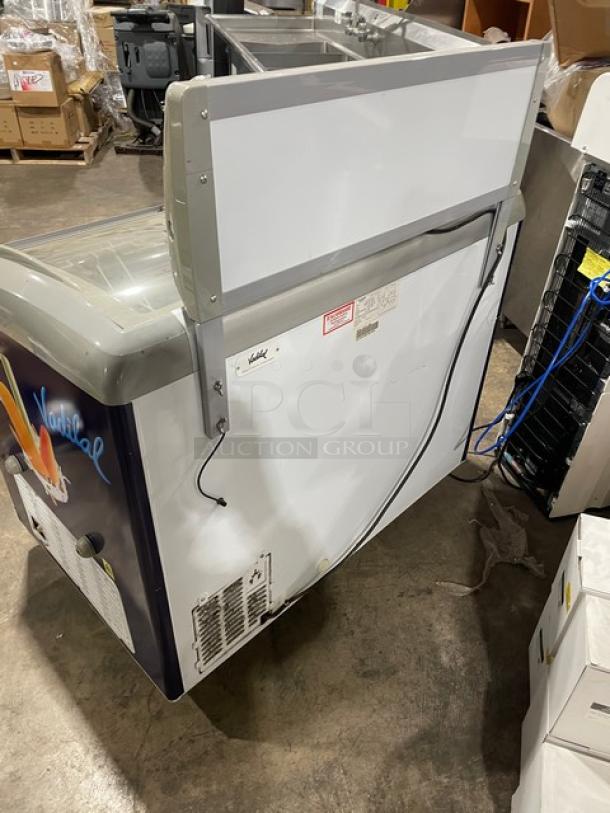 Excelente 2018 commercial curved top ice cream merchandiser freezer, model CF-289. Features double sliding glass top, poly-coated wire baskets, 115V, on casters.