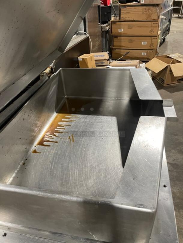 Vulcan stainless steel gas-powered tilt skillet/tilted braising pan on legs. Used condition. Suitable for commercial kitchens.