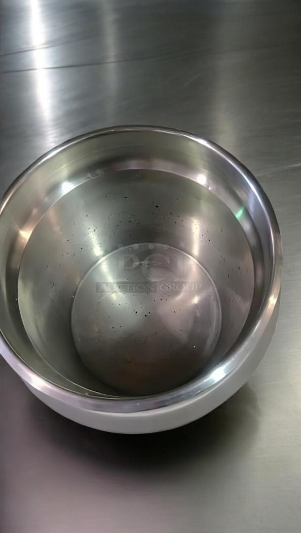 Winco FW-11R500 11 Qt round food warmer, stainless steel, superb condition, fully tested and working, 120V.