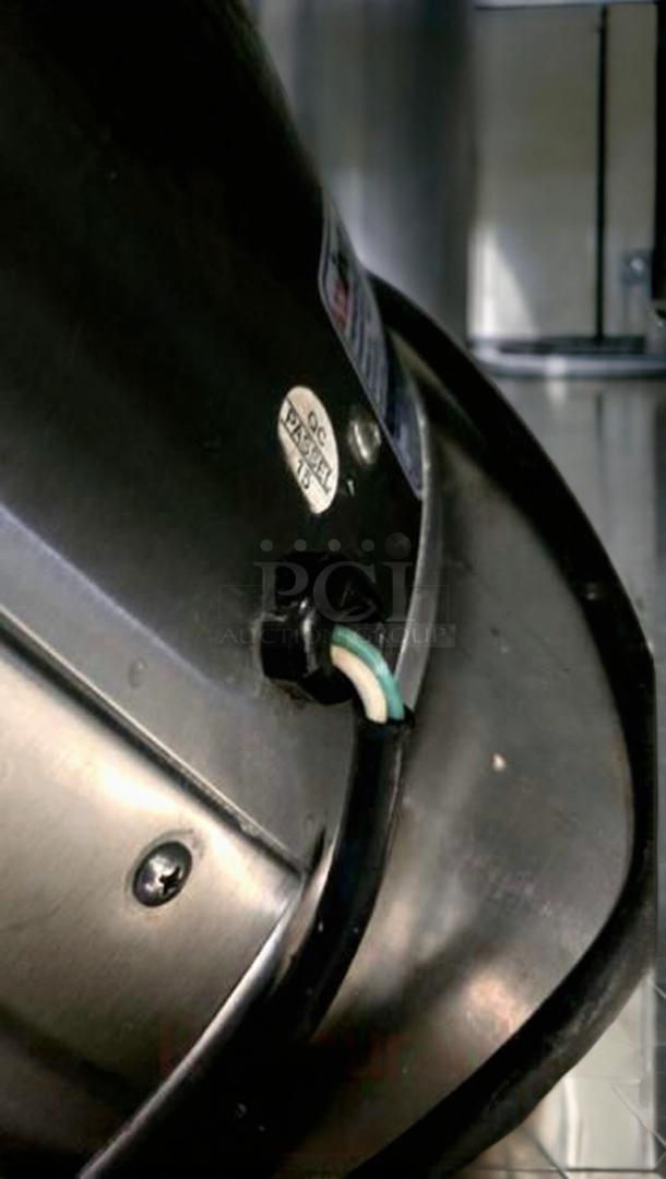 Winco FW-11R500 11 Qt round food warmer in superb condition, stainless steel, fully tested, visible QC Passed label.