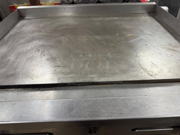 Stratus SMG36 Gas Griddle, 36" flat top, natural gas, superb condition, fully tested, stainless steel surface.