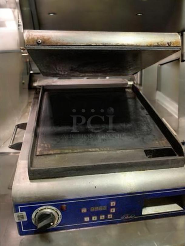 Globe GSG14D Deluxe Panini Grill in outstanding condition. 120V, fully tested and working, features control panel and dual plates.