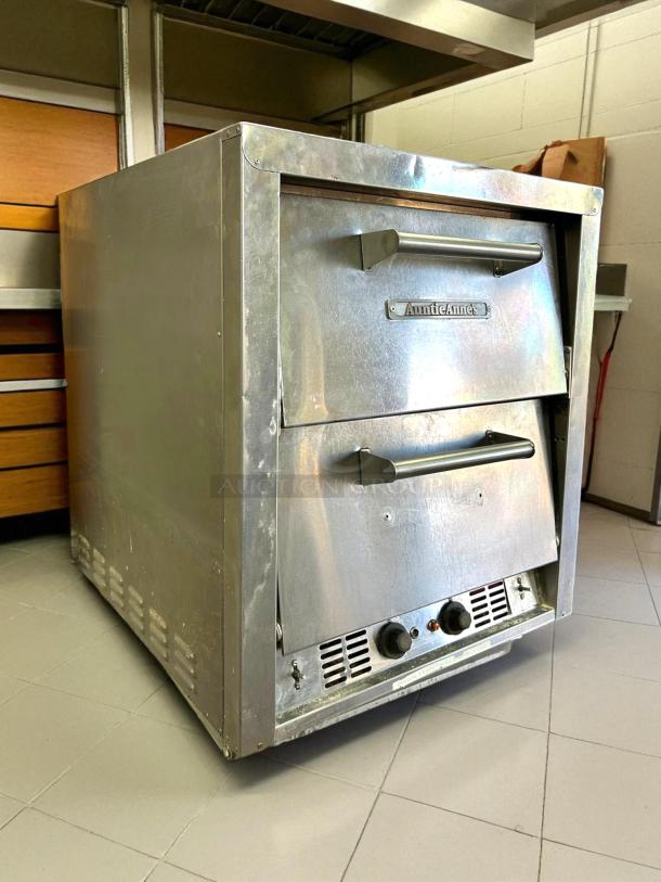 Bakers Pride P44-BL countertop pizza oven, excellent condition; 220-240V, 3 Phase, 7200W, brick lined, dual controls, tested, working.