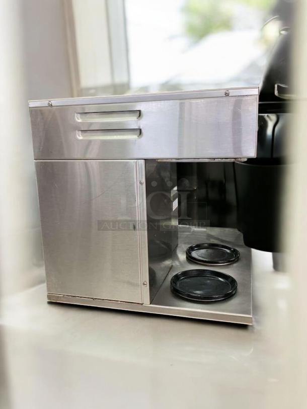 Curtis Alpha G3 Automatic Coffee Brewer, excellent condition, 3 warmers, stainless steel exterior, tested and working.