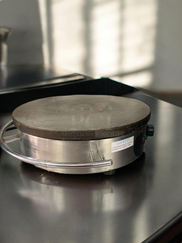 Waring Commercial WSC160 crêpe maker, stainless steel, excellent condition, tested and working, with visible control panel.