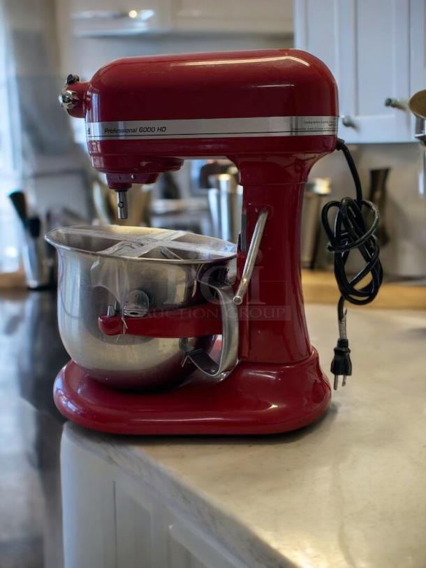 KitchenAid Professional 600 Series 6-Qt Bowl-Lift Stand Mixer in Empire Red, excellent condition, model KP26M1XER, tested and working.