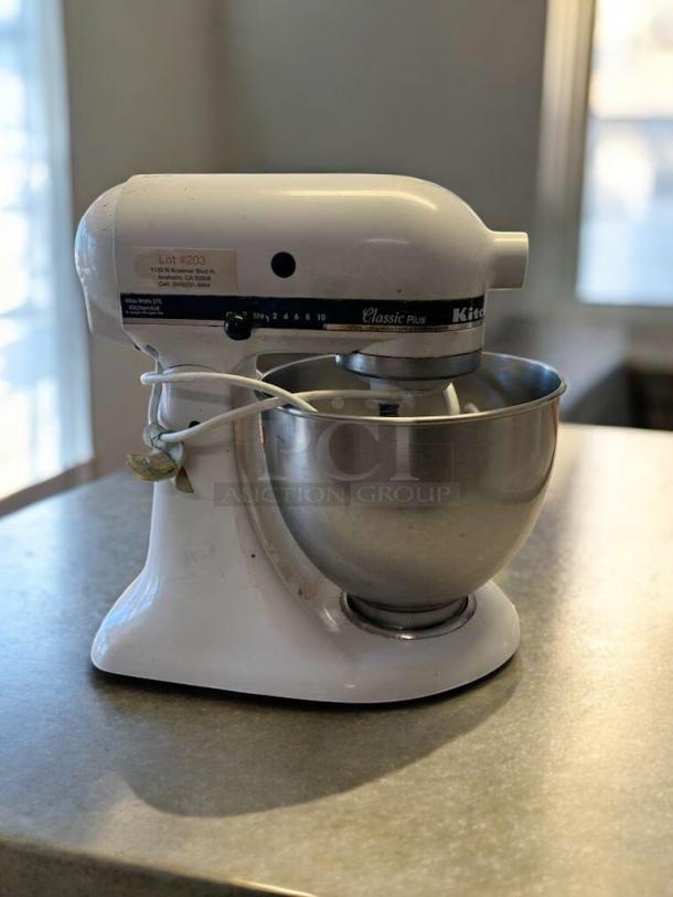 KitchenAid Classic Series 4.5-Qt Tilt-Head Stand Mixer, white, excellent condition, model K45SSWH, tested and working.