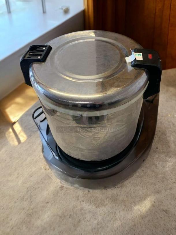 Zojirushi THS-15S rice warmer in excellent condition, stainless steel finish, tested and working, with handle and lid.