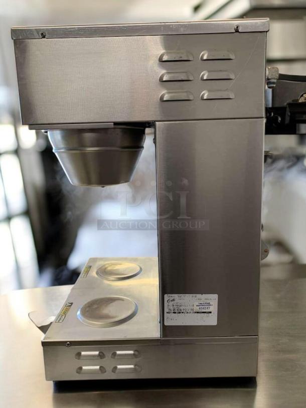 Curtis Alpha G3 coffee brewer with dual warmers in excellent condition, tested and working. Features stainless steel body.