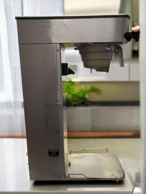 BUNN Dual BrewWISE DBC coffee brewer in excellent condition, stainless steel, tested and working.