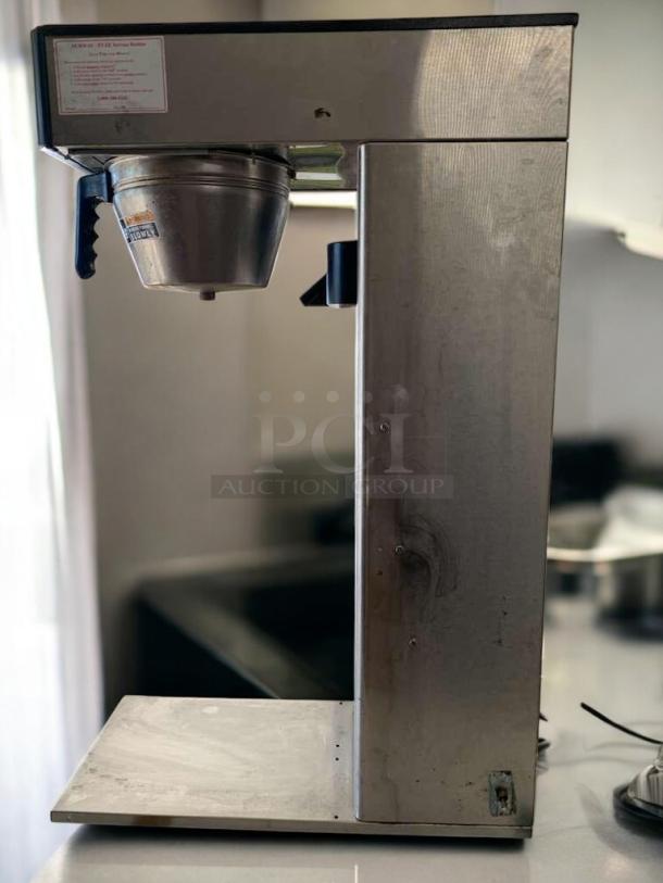 BUNN Dual BrewWISE DBC coffee brewer in excellent condition, stainless steel, tested and working. Handle visible, label on top.