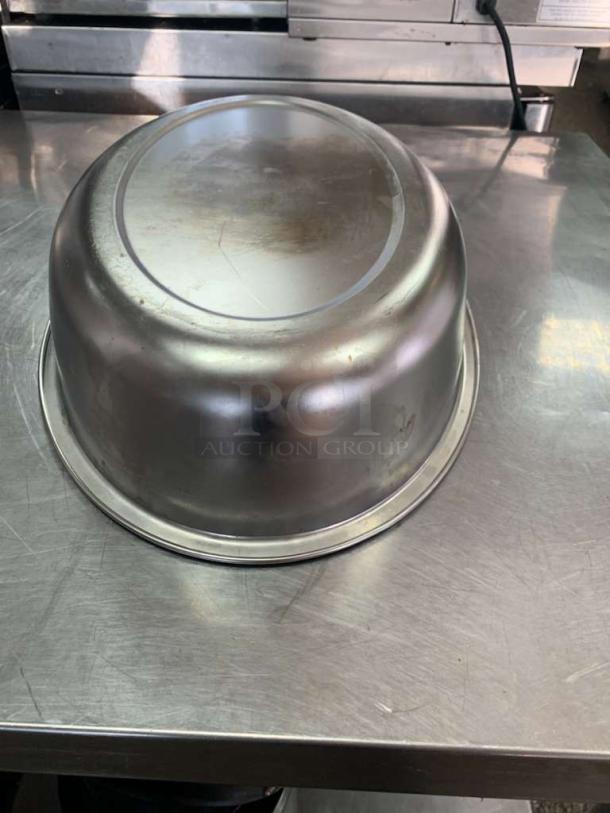 Universal Commercial Kitchenware Full-Size Dome Steam Table Lid, stainless steel, excellent condition, no visible markings.