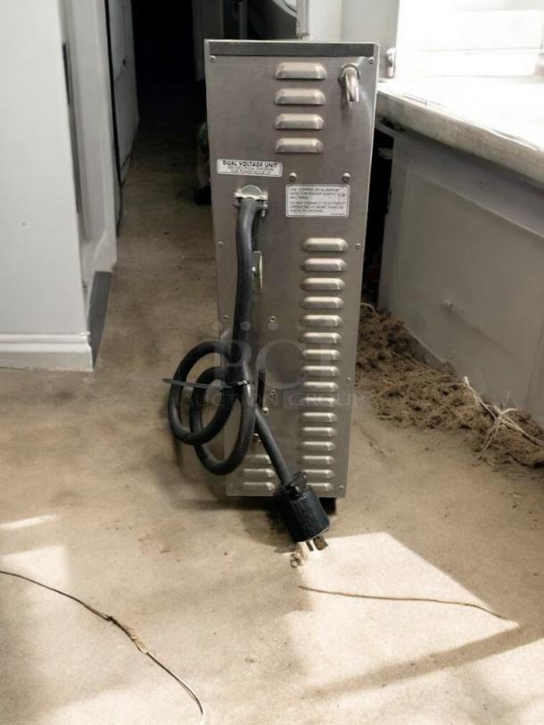 Curtis WB-5 Hot Water Dispenser, excellent condition, stainless steel, digital temperature control, tested and working.