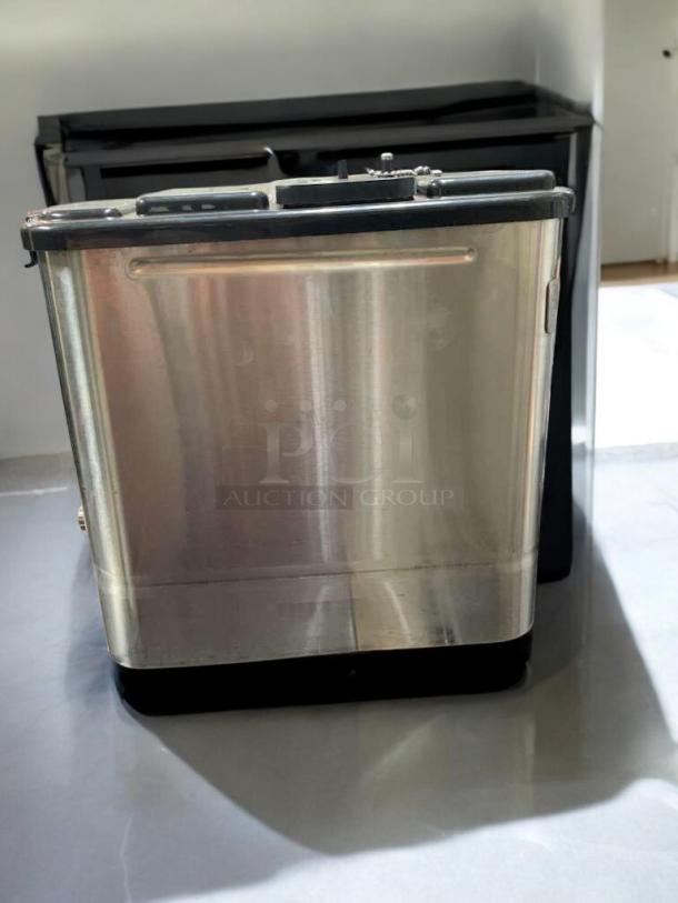 Stainless steel cold brew coffee dispenser, excellent condition, Tomlinson spigot, commercial grade, tested and working.