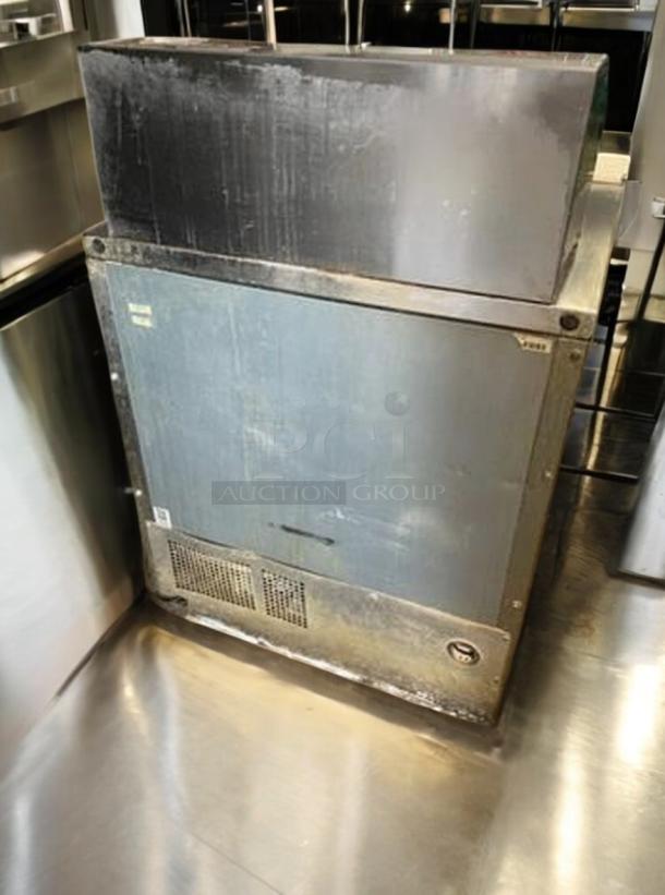 True TSSU-27-08-HC Sandwich Prep Table, 27", stainless steel, tested, working condition, 115V, rear view.