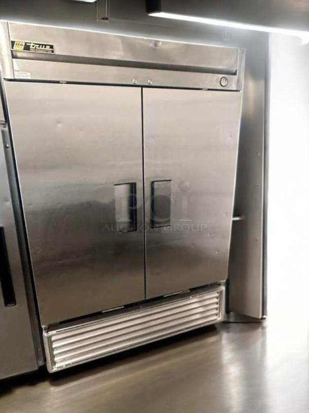True T-49 two-door reach-in refrigerator in superb condition. Stainless steel finish, fully tested, working, 115V.